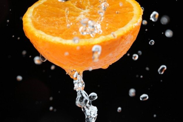 slice-of-orange-juicy-black-background-drop-of-water_3343364