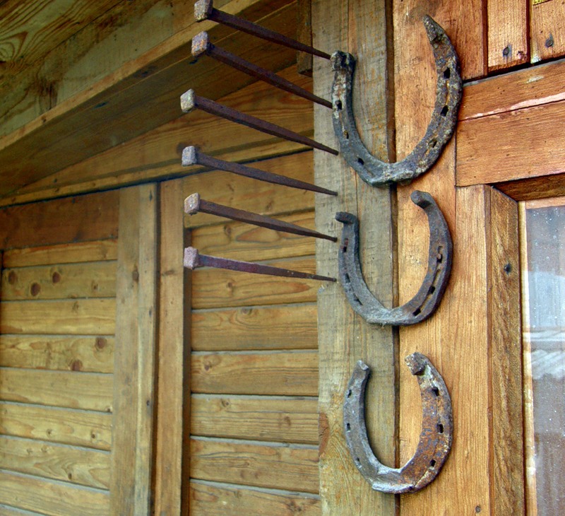 Важные приметы о том, куда и как следует вешать подкову в доме на удачу?