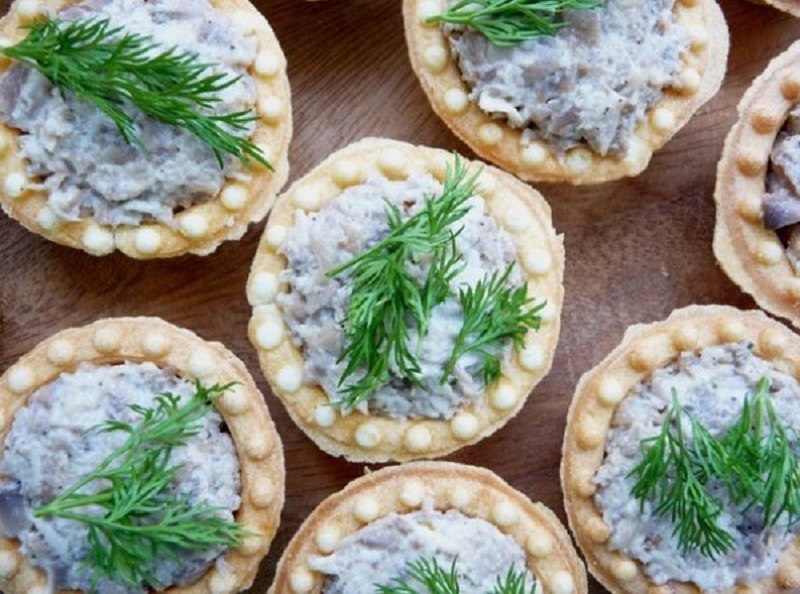 Тарталетки куриные с веточками укропа
