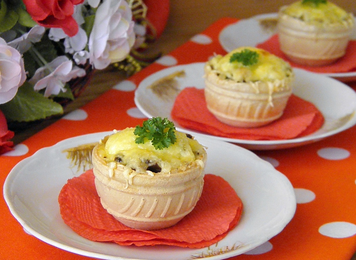 Жульен в тарталетках из вафельного теста