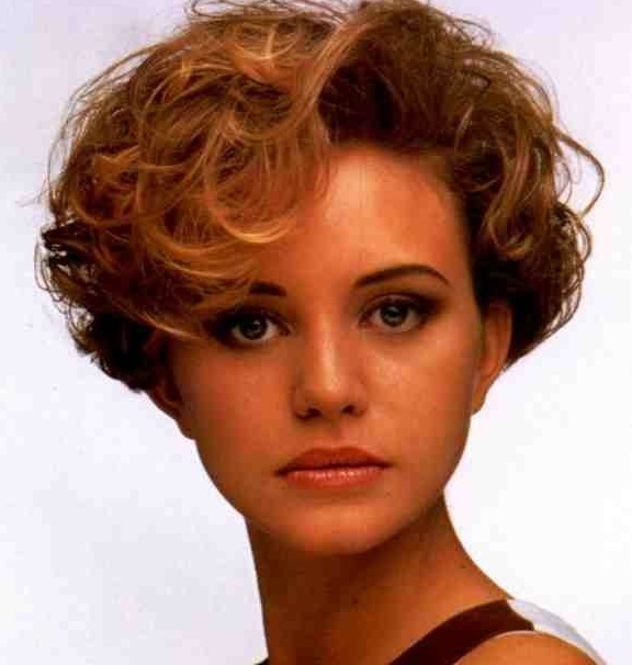 Короткие волосы, завитые на бигуди