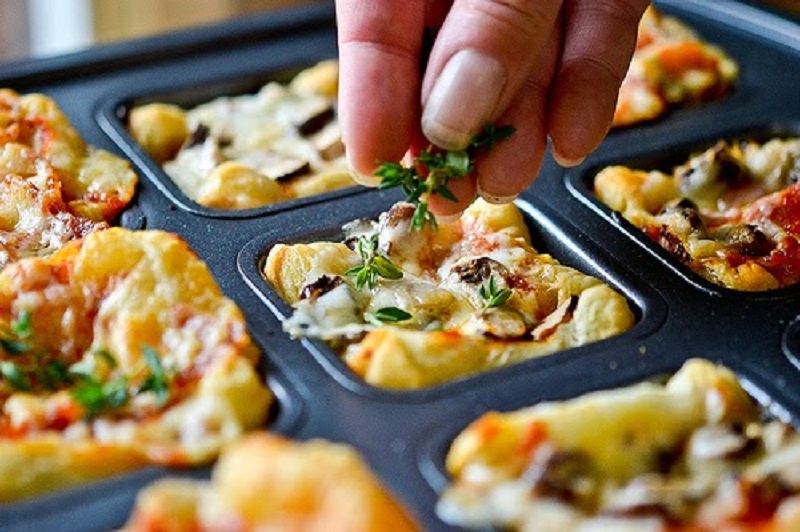 Тарталетки из слоеного теста можно запекать в духовке при помощи специальных форм