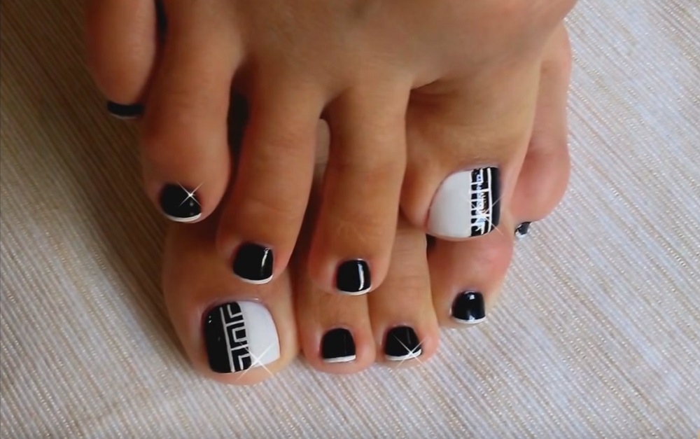 Черно-белый педикюр