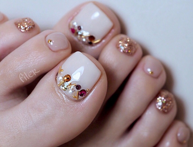 Педикюр в белых тонах со стразами: мода
