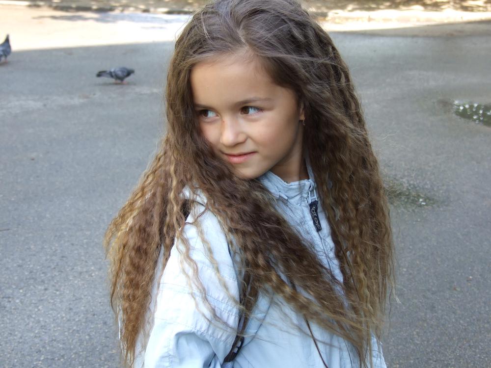 Волны от косичек на волосах у девочки.