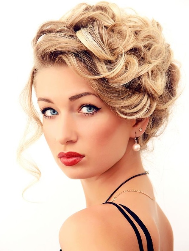 Стильная прическа на Новый 2024 год