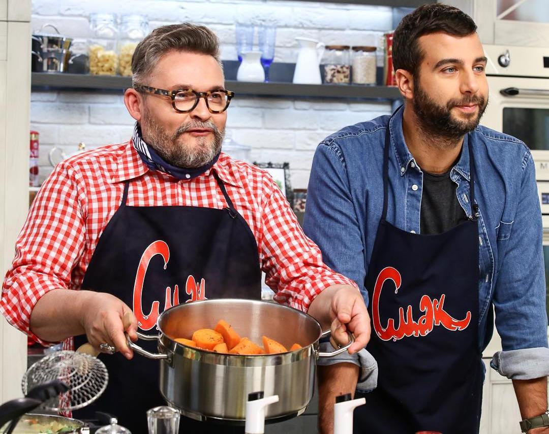 Александр Васильев и Иван Ургант готовят суп из лука-порея