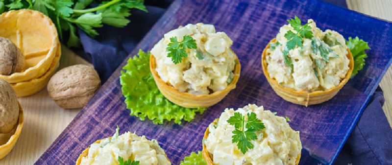 подать такие тарталетки можно с зеленью