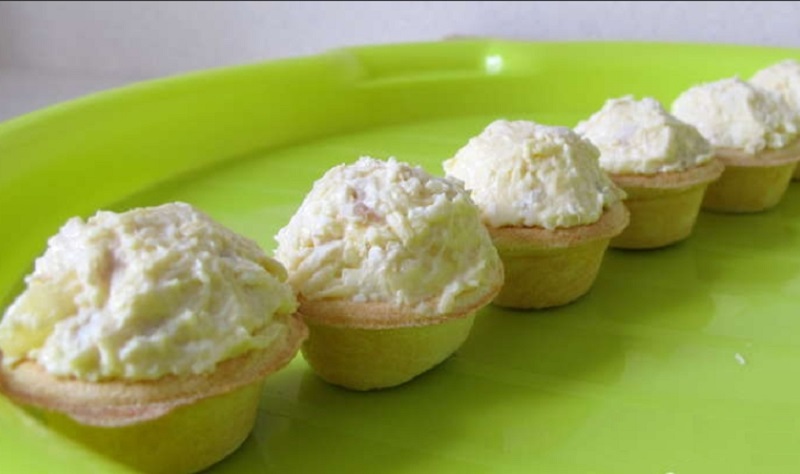 Салат в тарталетках выглядит так