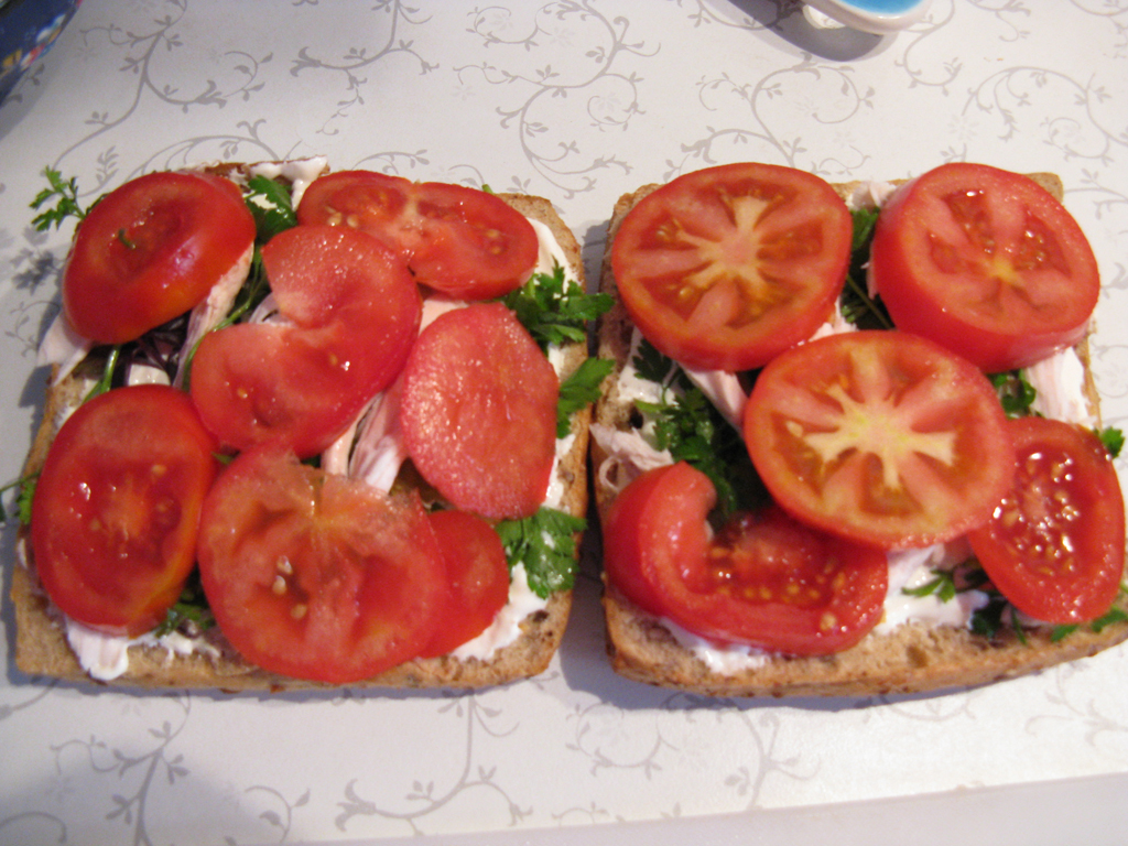 Бутерброды с ломтиками помидоров