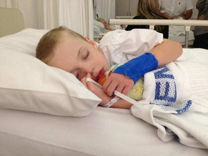 После тонзилэктомии больной лежит на боку.