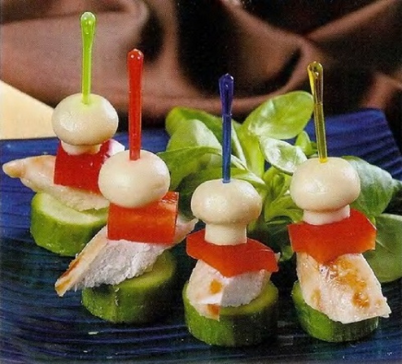 Грибы и свежие овощи в сочетании с курицей - красивое и вкусное решение для канапе