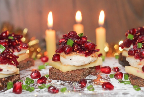 Самый яркий вариант оформления канапе с курицей