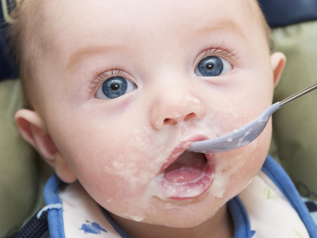 К новой пище нужно приучать ребенка постепенно, начиная с нескольких ложечек
