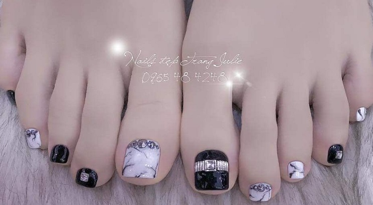 Педикюр в белых тонах: мода