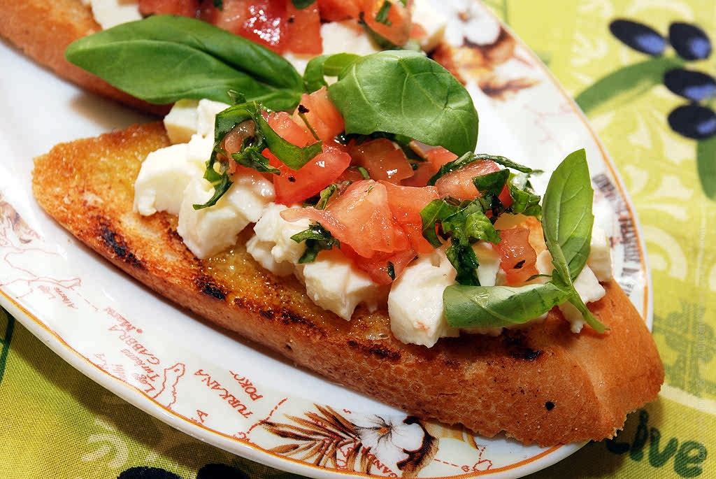 Брускетта с помидорами