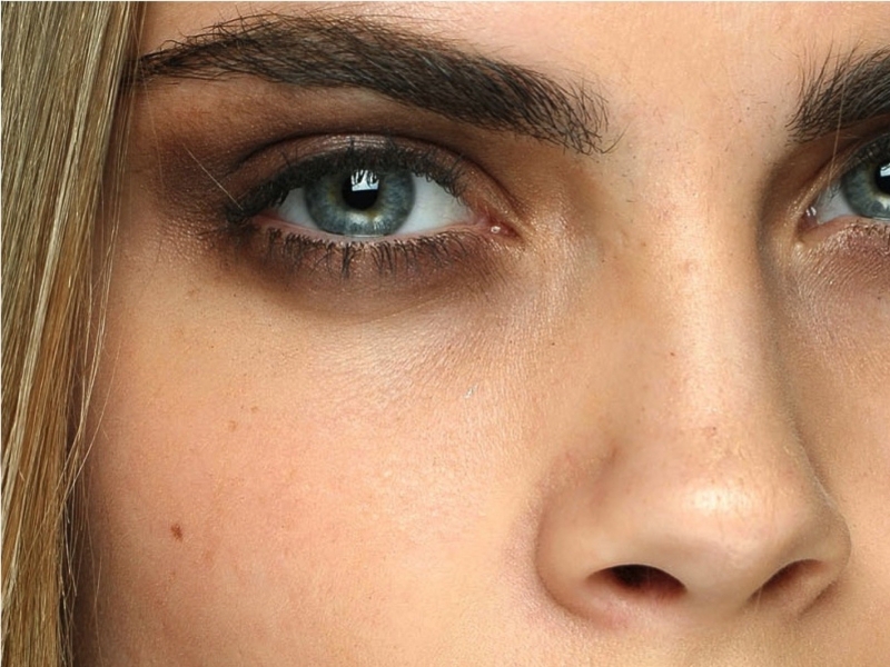 Тем, кто не имеет от природы густые брови следует их подкрашивать