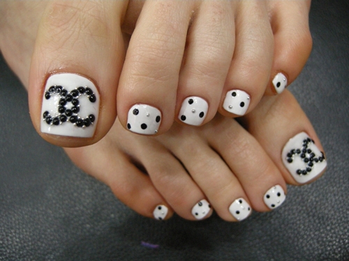 Черно-белый педикюр со стразами