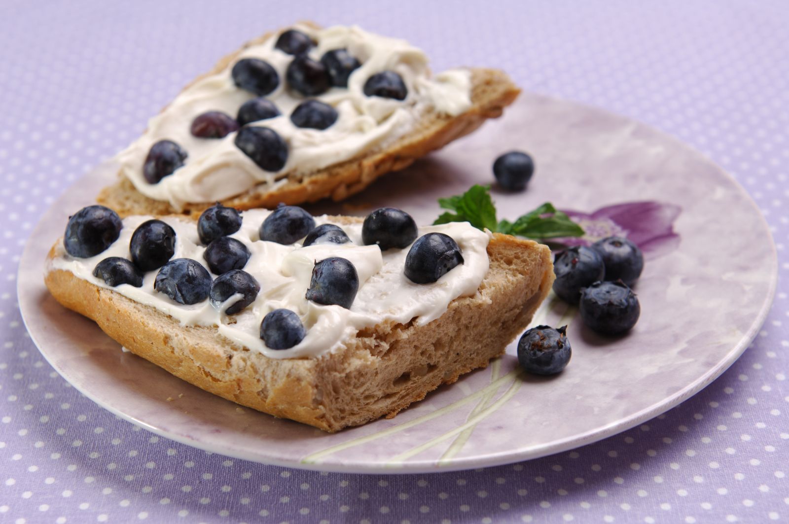 Бутерброды с йогуртом и черникой