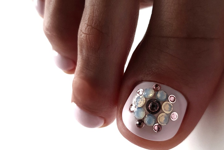 Модный педикюр со стразами