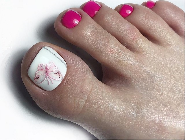 Минимализм в дизайне педикюра