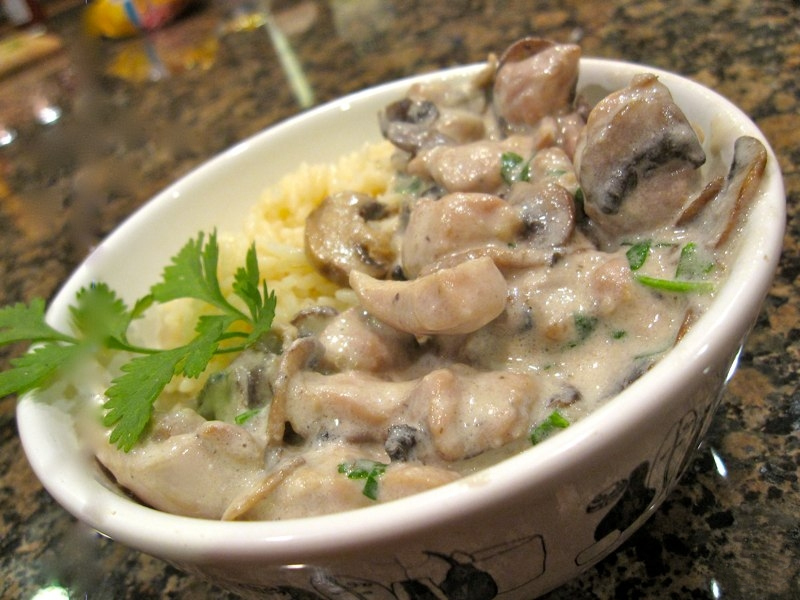 вкусное готовое блюдо с жареными грибами дождевиками