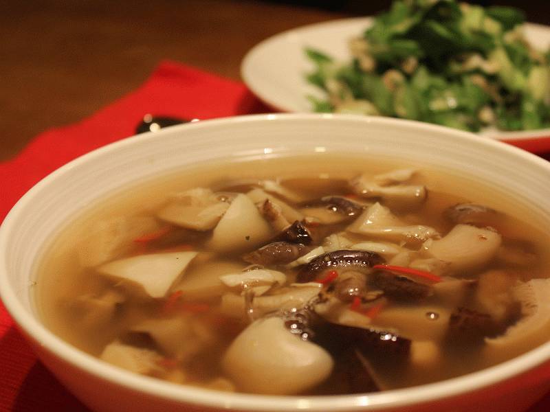 тарелка грибного супа из дождевиков
