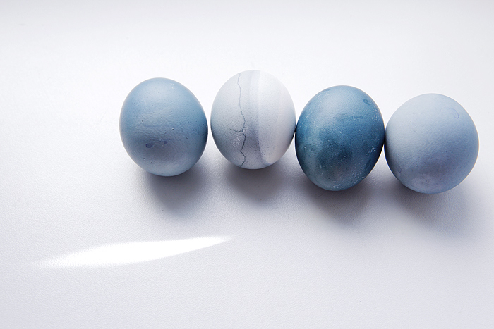 Как покрасить яйца чаем каркаде?