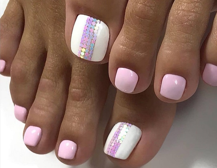 Модный педикюр с блестками и стразами