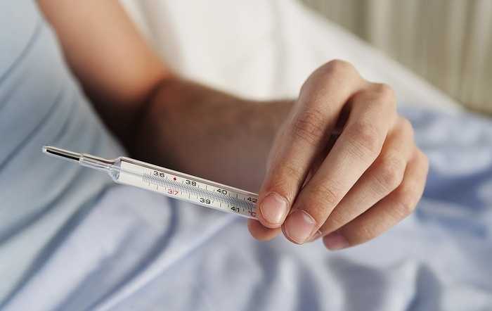 После тонзилэктомии температура может держаться до 21 дня.