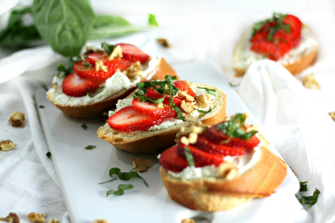 Брускетта с клубникой