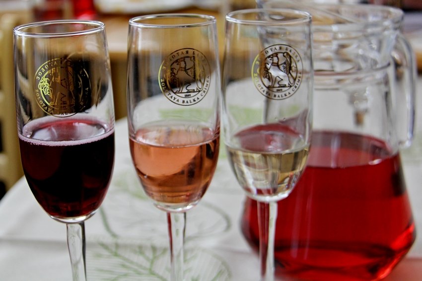 К вину подаются разнообразные бутерброды согласно марке вина