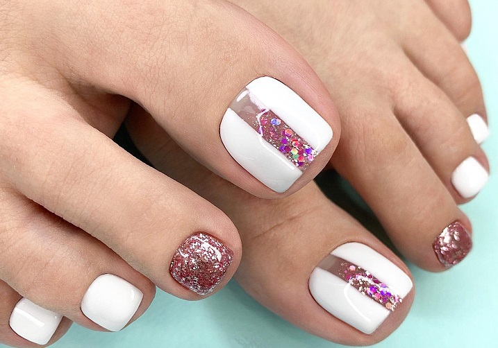 Педикюр в белых тонах