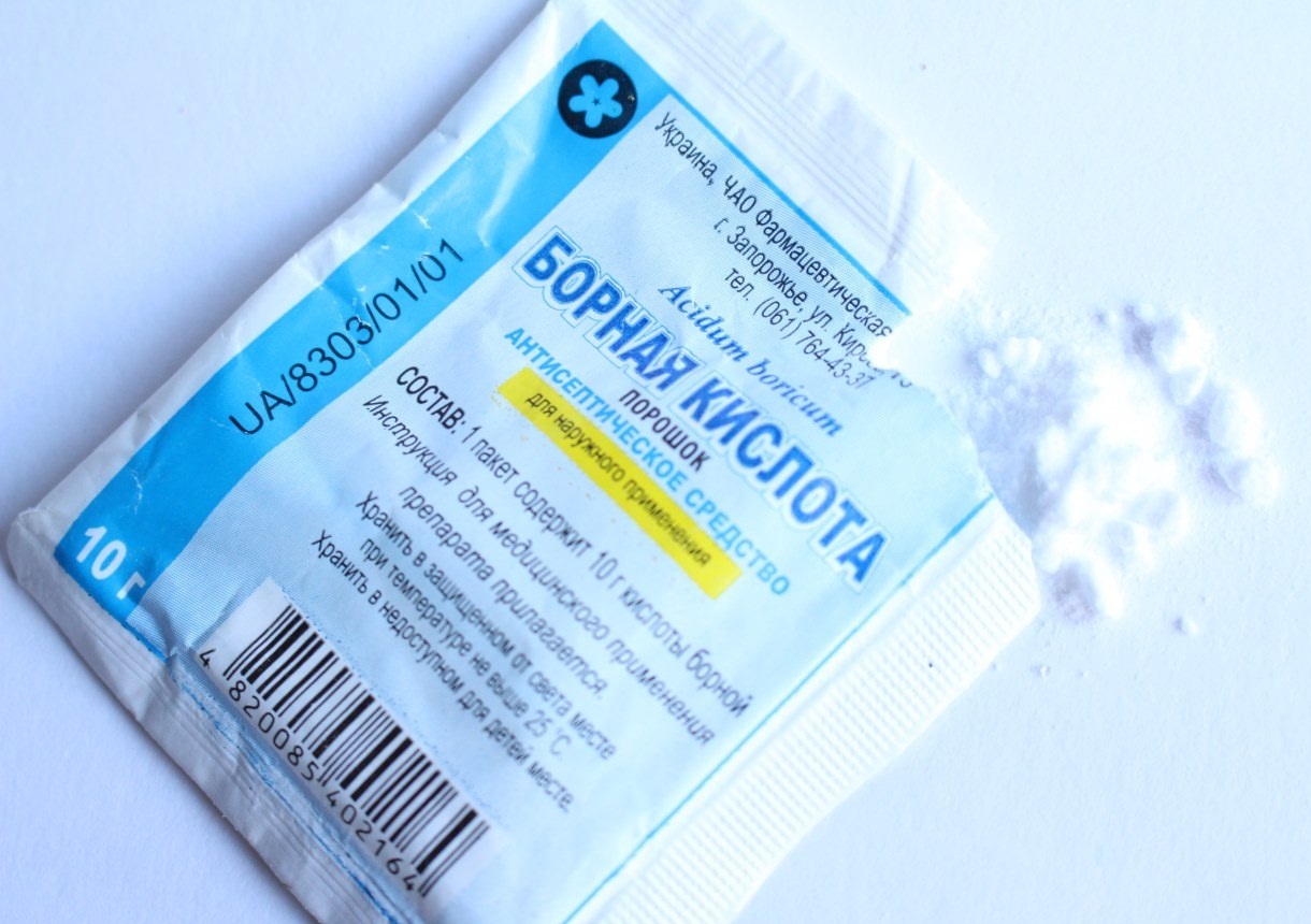 открытый пакет борной кислоты для приготовления средства от потливости ног