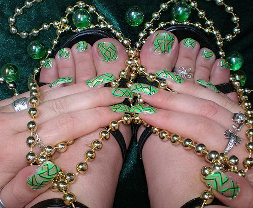 новогоднее настроение с помощью педикюра