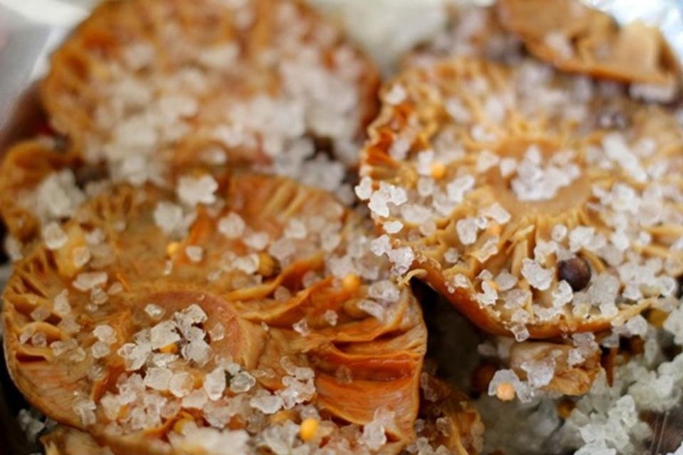 рыжики усыпаны кристаллами соли для засолки холодным способом