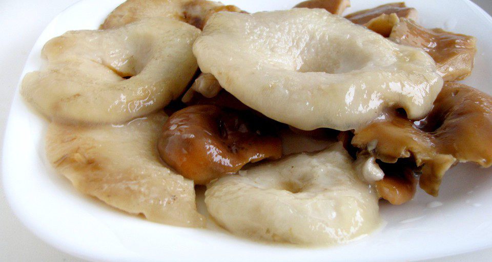 готовые соленые рыжики и грузди на тарелке