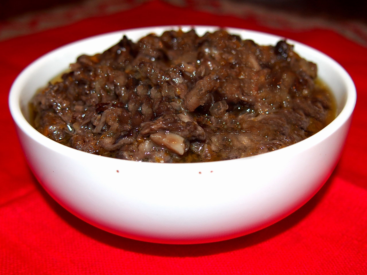 пиала с готовой рыбной икрой из рыжиков