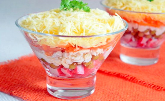 Salat-s-krabovyimi-palochkami-i-goroshkom1