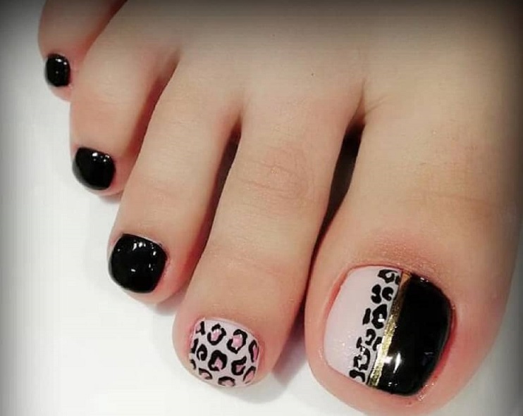 Педикюр со светлым гель-лаком