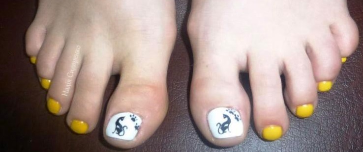 Педикюр с белым гель-лаком