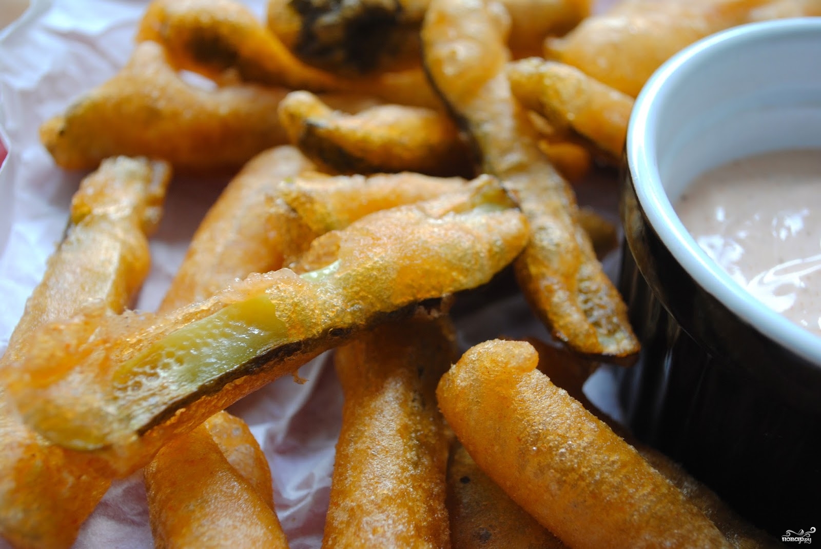 к соленым огурцам в кляре отлично подойдет сметано-чесночный соус