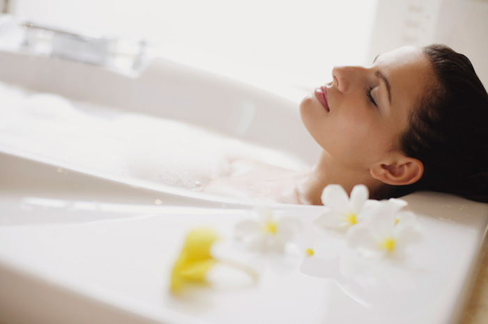 С помощью ванны с содой можно не только расслабиться, но и избавится от аллергии на коже