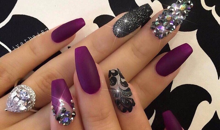 Новогодние идеи маникюра с камнями